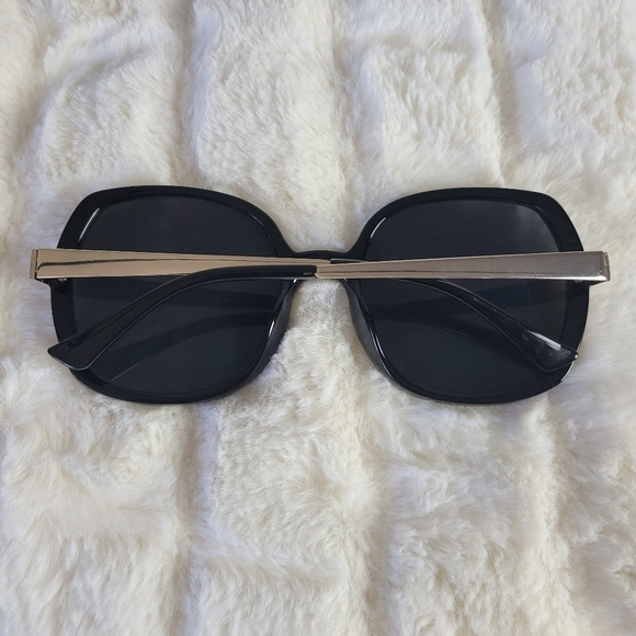QUAY // ltd ed chrissy teigen retro-glam oversized round black smoke gold sunnie main image 6